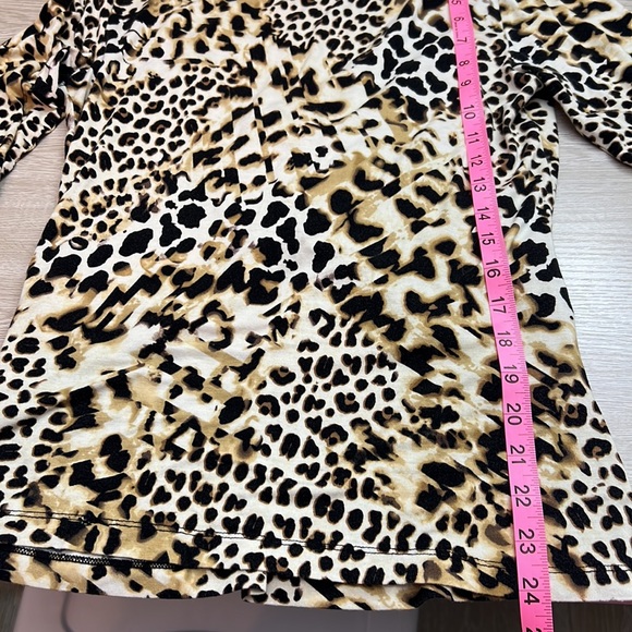 Cable & Gauge | Leopard Print Fitted Wrap Top - Picture 7 of 10
